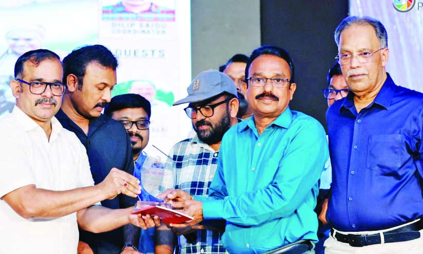 പ്ര​കാ​ശ​ന്‍ ത​ണ്ണീ​ര്‍മു​ക്ക​ത്തി​ന് യാ​ത്ര​യ​യ​പ്പ് ന​ല്‍കി