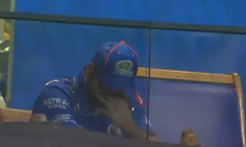 ‘പൊട്ടിക്കരഞ്ഞ്’ രോഹിത് ശർമ! ഡ്രസ്സിങ് റൂമിൽ തകർന്നിരിക്കുന്ന ഇന്ത്യൻ നായകന്‍റെ ദൃശ്യങ്ങൾ വൈറൽ