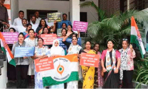 പ്ര​ജ്ജ്വ​ൽ രേ​വ​ണ്ണ​യു​ടെ അ​റ​സ്റ്റ് ആ​വ​ശ്യ​പ്പെ​ട്ട് മ​ഹി​ള കോ​ൺ​ഗ്ര​സ് പ്ര​തി​ഷേ​ധം