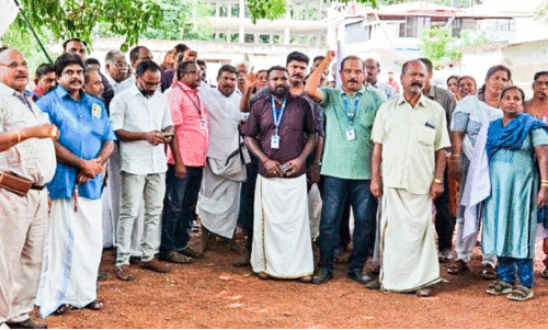 protest at mavelikkara on driving test issue