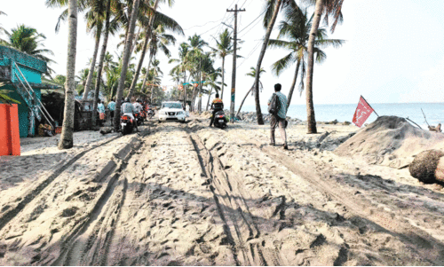 കള്ളക്കടൽ അടങ്ങി; ഒഴിയാതെ തീരവാസികളുടെ ദുരിതം കള്ളക്കടൽ അടങ്ങി; ഒഴിയാതെ തീരവാസികളുടെ ദുരിതം