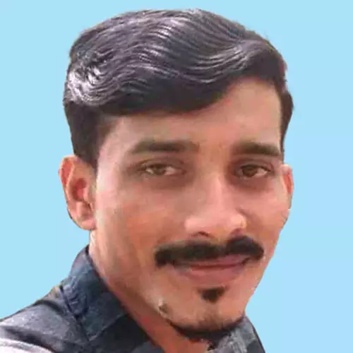 വാ​ഹ​ന​ങ്ങ​ൾ കൂ​ട്ടി​യി​ടി​ച്ച് ബൈ​ക്ക് യാ​ത്രി​ക​ൻ മ​രി​ച്ചു