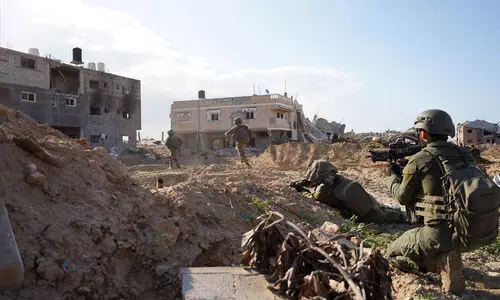 റഫയിൽ ഇ​സ്രാ​യേ​ലി യു​ദ്ധ ടാ​ങ്കു​ക​ൾ ആ​ക്ര​മ​ണം തു​ട​രുന്നു