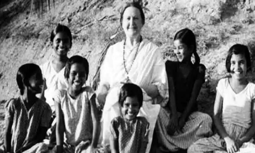 ആൻ മേരി കുട്ടികൾക്കൊപ്പം