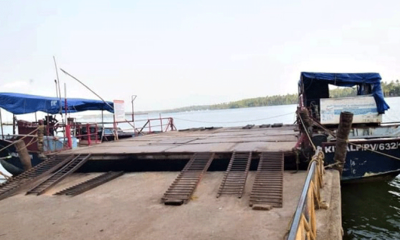 പെ​രു​മ​ൺ - പേ​ഴും​തു​രു​ത്ത് ജ​ങ്കാ​ർ