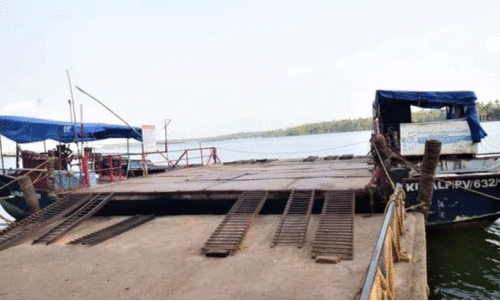 പെ​രു​മ​ൺ - പേ​ഴും​തു​രു​ത്ത് ജ​ങ്കാ​ർ