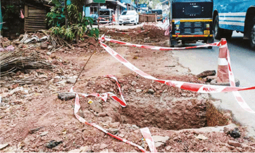 കു​ടി​വെ​ള്ള​ത്തി​നാ​യി കു​ഴി​ച്ചു; സം​സ്ഥാ​ന പാ​ത​യി​ൽ മ​ര​ണ​ക്കു​ഴി