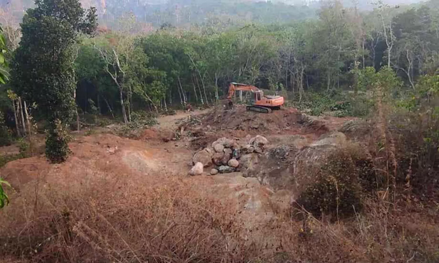വെളിയം ചൂരക്കോട് റവന്യൂഭൂമി കയ്യേറി പാറഖനനത്തിന് നീക്കം
