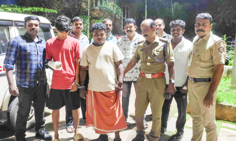 പ്ര​തി​ക​ളെ വ്യാ​ഴാ​ഴ്ച രാ​ത്രി വെ​ള്ള​റ​ട സ്റ്റേ​ഷ​നി​ല്‍ എ​ത്തി​ച്ച​പ്പോ​ള്‍