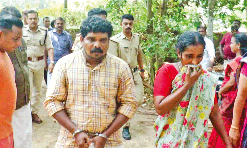 വീട്ടമ്മയെ മർദിച്ച് ആഭരണം കവർന്ന കേസിൽ രണ്ടുപേർ പിടിയിൽ വീട്ടമ്മയെ മർദിച്ച് ആഭരണം കവർന്ന കേസിൽ രണ്ടുപേർ പിടിയിൽ