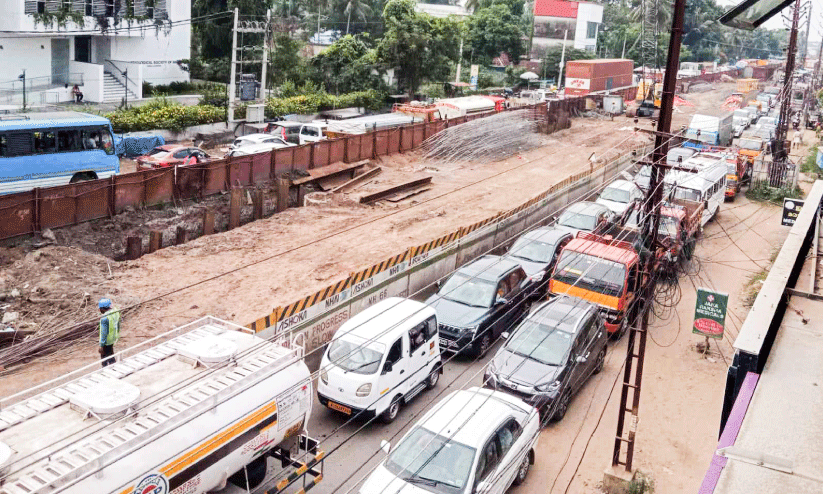 Bus breaks down in Arur; Traffic was at a standstill for hours