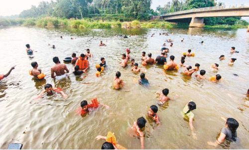 നീ​ന്ത​ൽ പ​രി​ശീ​ല​നം ന​ട​ത്തി ത​ച്ച​നാ​ട്ടു​ക​ര​യി​ലെ കു​ട്ടി​ക​ൾ