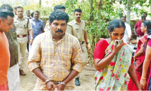 വീട്ടമ്മയെ മർദിച്ച് ആഭരണം കവർന്ന കേസിൽ രണ്ടുപേർ പിടിയിൽ