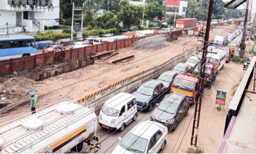 Bus breaks down in Arur; Traffic was at a standstill for hours