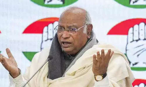 ‘ആശയക്കുഴപ്പം പരത്താനുള്ള ബോധപൂർവ ശ്രമം’; കോൺഗ്രസ് അധ്യക്ഷൻ ഖാർഗെക്കെതിരെ തെരഞ്ഞെടുപ്പ് കമീഷൻ