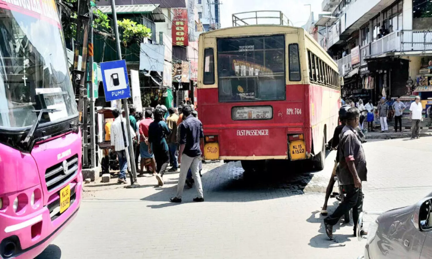 ബസിനടിയിൽ വീണ സ്ത്രീ അത്ഭുതകരമായി രക്ഷപ്പെട്ടു
