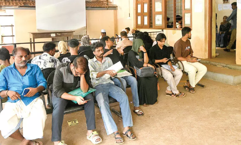 മലപ്പുറത്ത് ഡ്രൈവിങ് ടെസ്റ്റിന് കാത്തിരിക്കുന്നത് 80000ലേറെ പേർ മലപ്പുറത്ത് ഡ്രൈവിങ് ടെസ്റ്റിന് കാത്തിരിക്കുന്നത് 80000ലേറെ പേർ