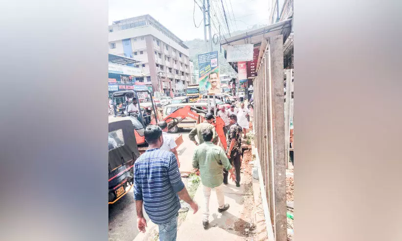 മാലിന്യം ഓടകളിലേക്കും തോട്ടിലേക്കും; നേരിൽ കണ്ടും നടപടിയെടുത്തും അധികൃതർ