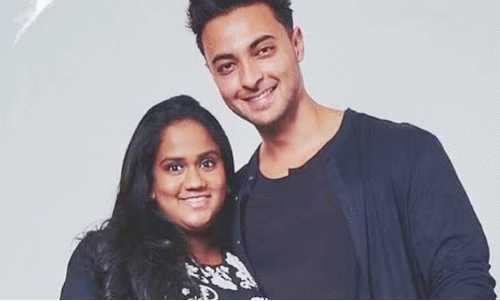 അ​ർ​പി​ത ഖാ​നും ആ​യു​ഷ് ശ​ർ​മയും