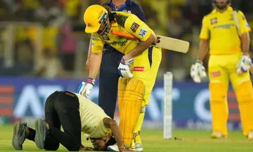 ഗ്രൗണ്ടിലെത്തി ധോണിയുടെ കാലിൽ തൊട്ട് ആരാധകൻ; തോളിൽ കൈയിട്ട് ചേർത്തുപിടിച്ച് താരം