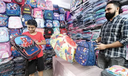 കു​ട​നി​വ​ർ​ത്തി സ്കൂ​ൾ വി​പ​ണി