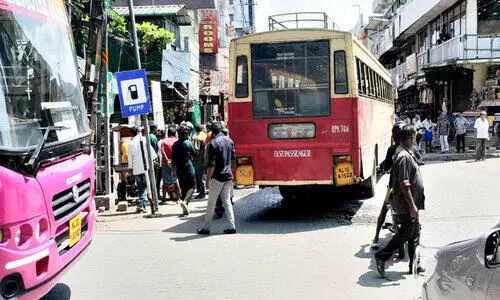 ബസിനടിയിൽ വീണ സ്ത്രീ അത്ഭുതകരമായി രക്ഷപ്പെട്ടു