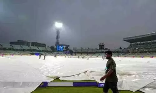 ഈഡൻ ഗാർഡനിൽ മഴയൊഴിഞ്ഞില്ല; മുംബൈ -കൊൽക്കത്ത മത്സരം വൈകുന്നു