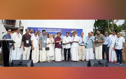 നാടിന്റെ ആദരം ഏറ്റുവാങ്ങി എ.കെ മൊയ്തീൻ മാസ്റ്റർ നാടിന്റെ ആദരം ഏറ്റുവാങ്ങി എ.കെ മൊയ്തീൻ മാസ്റ്റർ