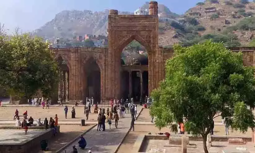 അജ്മീർ ദർഗയിൽ ക്ഷേത്രത്തിന്റെയും സംസ്കൃതം സ്കൂളിന്റെയും അവശിഷ്ടങ്ങൾ കണ്ടെത്തിയെന്ന്; സർവേ നടത്തണമെന്ന് ആവശ്യം അജ്മീർ ദർഗയിൽ ക്ഷേത്രത്തിന്റെയും സംസ്കൃതം സ്കൂളിന്റെയും അവശിഷ്ടങ്ങൾ കണ്ടെത്തിയെന്ന്; സർവേ നടത്തണമെന്ന് ആവശ്യം