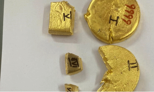 പി​ടി​കൂ​ടി​യ സ്വ​ർ​ണം