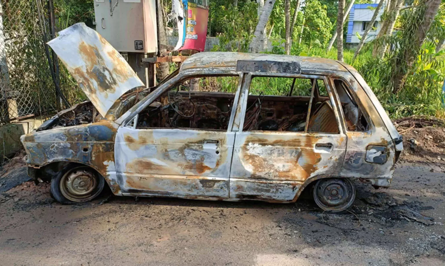 അപകടകരമായ കാറോട്ടം, നാട്ടുകാരുടെ കൈകാര്യം ചെയ്യൽ; ഒടുവിൽ ദുരൂഹ സാഹചര്യത്തിൽ കാർ കത്തിനശിച്ചു