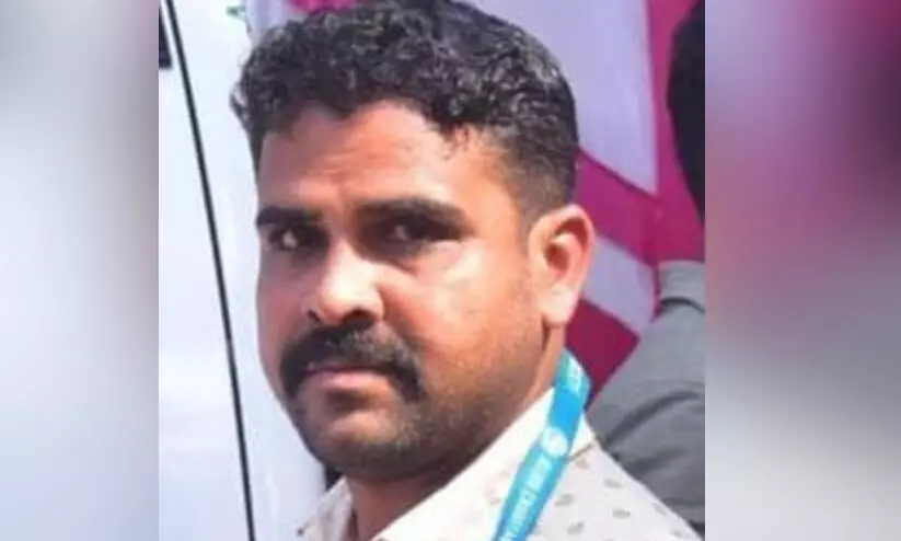 വൈദ്യുതിലൈൻ അറ്റകുറ്റപ്പണിക്കിടെ കെ.എസ്.ഇ.ബി കരാർ തൊഴിലാളി മരിച്ചു വൈദ്യുതിലൈൻ അറ്റകുറ്റപ്പണിക്കിടെ കെ.എസ്.ഇ.ബി കരാർ തൊഴിലാളി മരിച്ചു