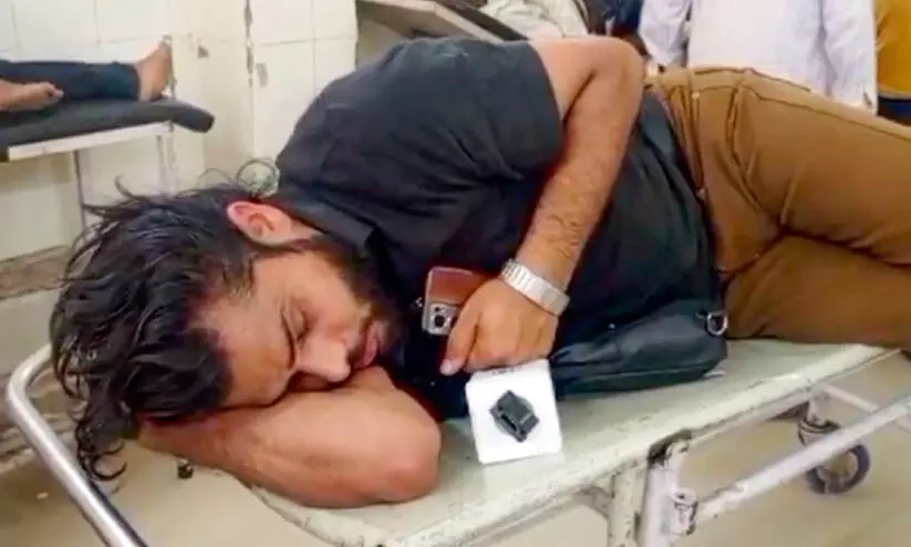 അമിത് ഷായുടെ റാലിക്കിടെ മാധ്യമപ്രവർത്തകന് മർദനം അമിത് ഷായുടെ റാലിക്കിടെ മാധ്യമപ്രവർത്തകന് മർദനം