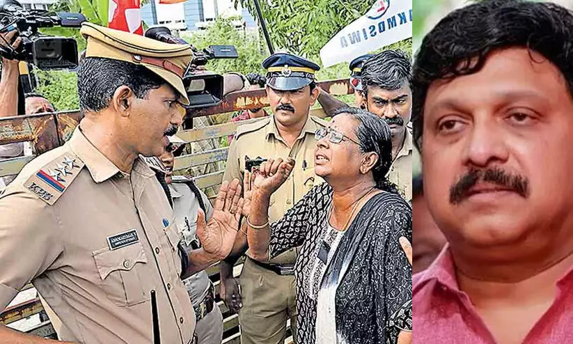 ഡ്രൈവിങ് സ്കൂൾ ഉടമകളുടെ വിവിധ യൂനിയനുകളുമായി ചർച്ച വ്യാഴാഴ്ച ഡ്രൈവിങ് സ്കൂൾ ഉടമകളുടെ വിവിധ യൂനിയനുകളുമായി ചർച്ച വ്യാഴാഴ്ച