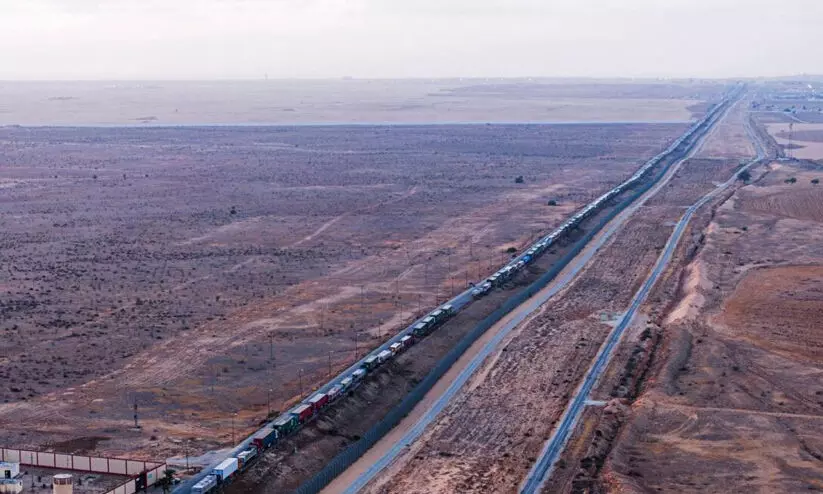ട്രക്കുകൾ അതിർത്തിക്കപ്പുറത്ത്; ഭക്ഷണമില്ലാതെ ഗസ്സ