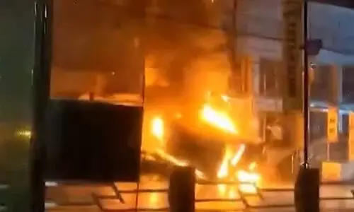 കോഴിക്കോട് ആംബുലൻസ് വൈദ്യുതി ട്രാൻസ്ഫോർമറിൽ ഇടിച്ച് കത്തി; രോഗി വെന്തുമരിച്ചു