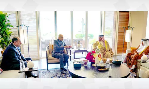 അ​റ​ബ്​ ലീ​ഗ്​ സെ​ക്ര​ട്ട​റി ജ​ന​റ​ലി​നെ ഹ​മ​ദ്​ രാ​ജാ​വ്​ സ്വീ​ക​രി​ച്ചു