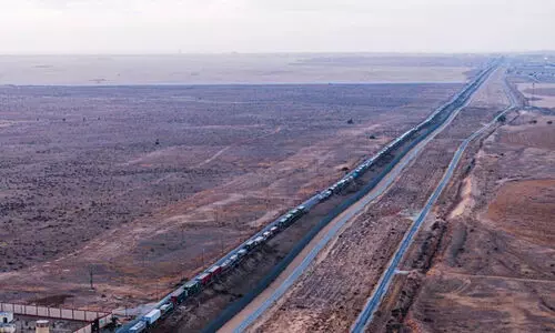 ട്രക്കുകൾ അതിർത്തിക്കപ്പുറത്ത്; ഭക്ഷണമില്ലാതെ ഗസ്സ ട്രക്കുകൾ അതിർത്തിക്കപ്പുറത്ത്; ഭക്ഷണമില്ലാതെ ഗസ്സ