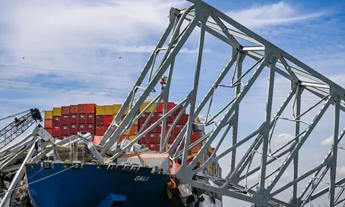 തകർന്ന പാലത്തിൽനിന്ന് കപ്പലിന് മോചനം; ജീവനക്കാർക്കില്ല