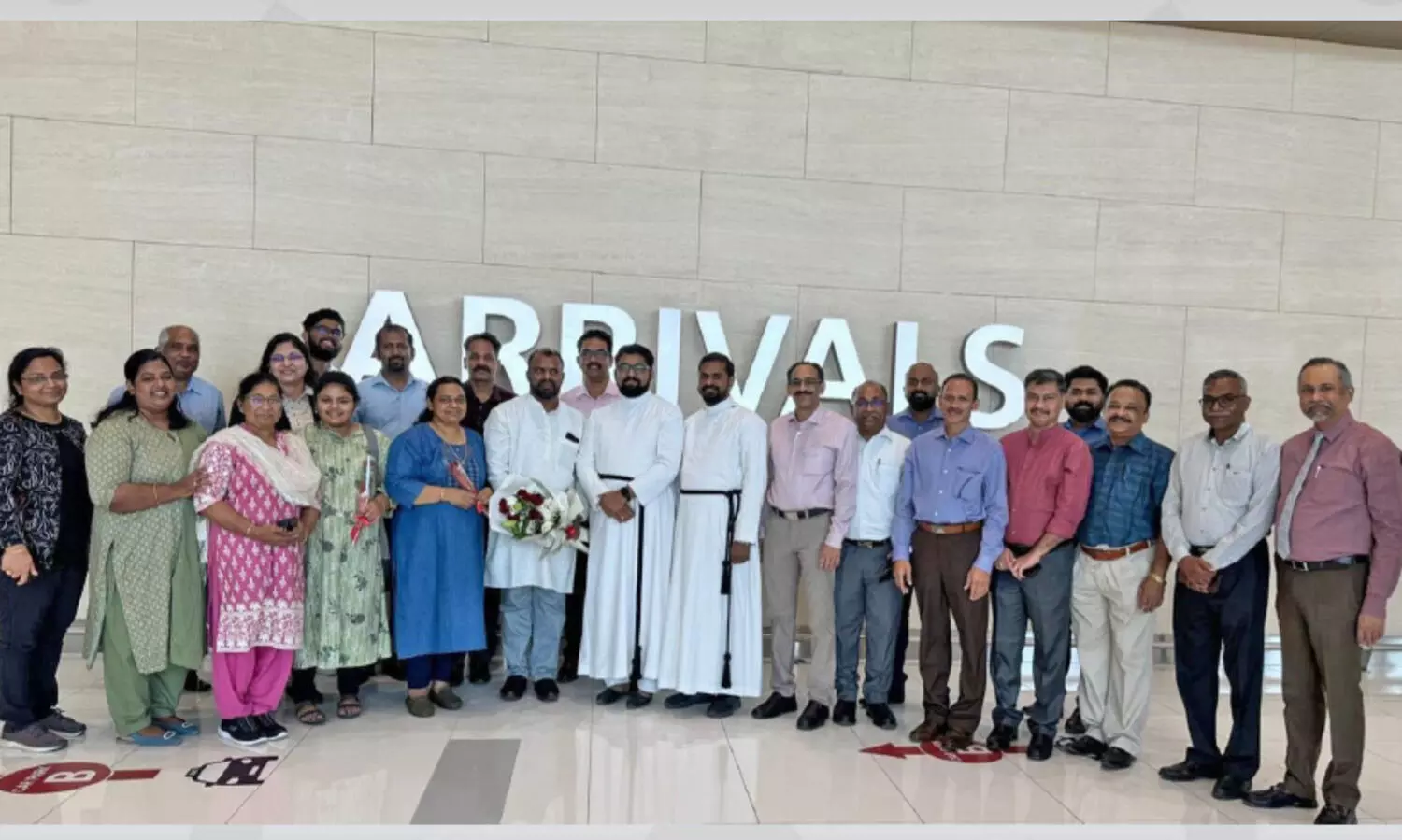 റവ. ബി​ജു ജോ​ണി​ന് സ്വീ​ക​ര​ണം ന​ൽ​കി