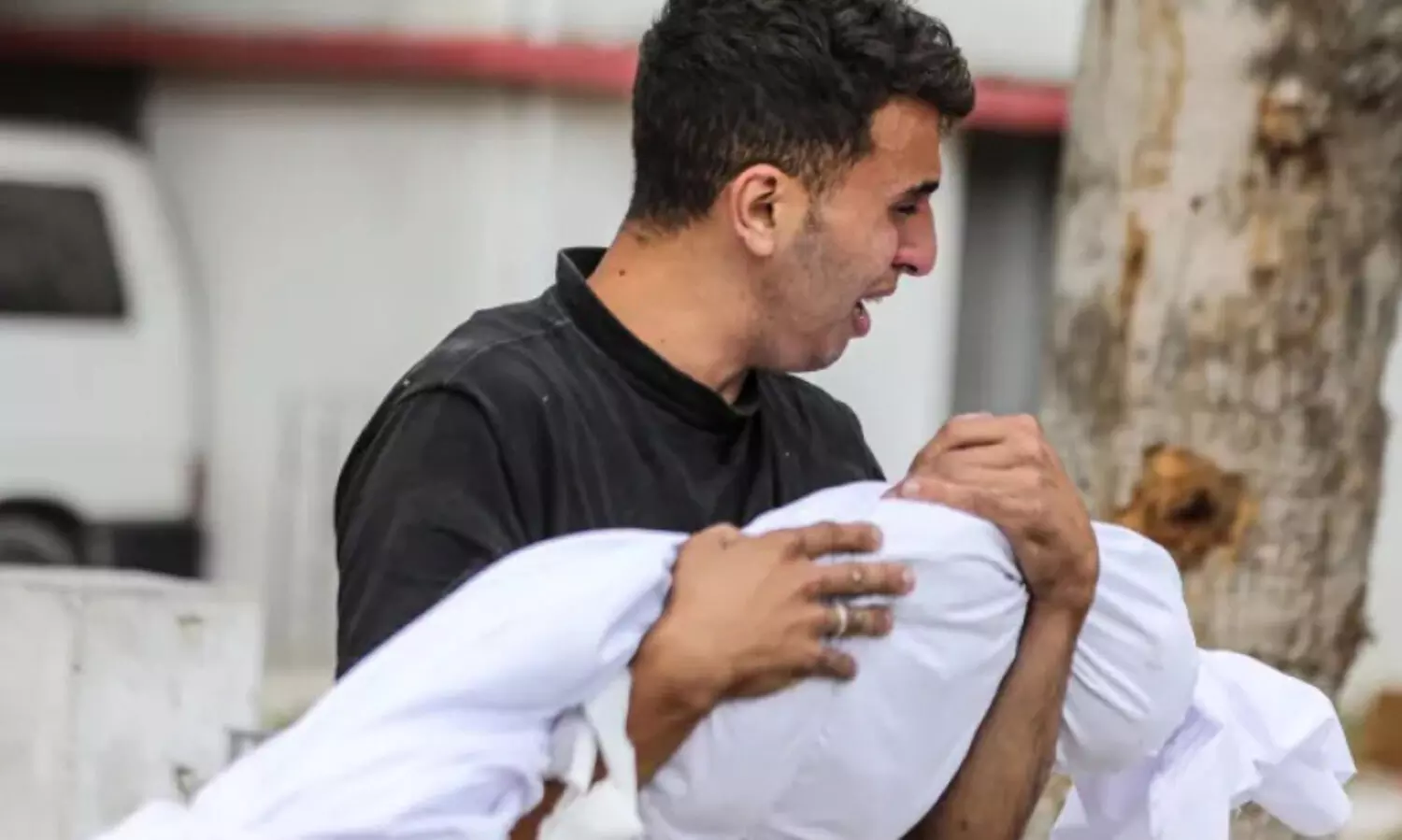 വീടിനും ആംബുലൻസിനും മേൽ ബോംബിട്ട് ഇസ്രായേൽ; സൗഹൃദ വെടിയിൽ അഞ്ച് സൈനികർ കൊല്ലപ്പെട്ടു