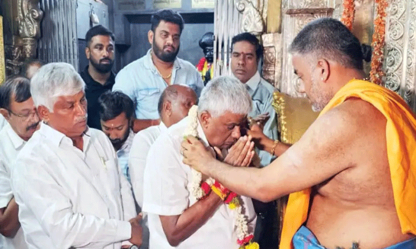 എച്ച്.ഡി. രേവണ്ണ എം.എൽ.എ ചാമുണ്ഡി ക്ഷേത്രത്തിൽ പ്രത്യേക പൂജ നടത്തി എച്ച്.ഡി. രേവണ്ണ എം.എൽ.എ ചാമുണ്ഡി ക്ഷേത്രത്തിൽ പ്രത്യേക പൂജ നടത്തി