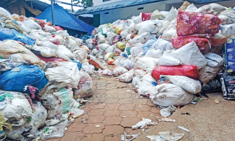 ഷ്രെ​ഡ്ഡി​ങ് യൂ​നി​റ്റി​ലെ മെ​ഷീ​ൻ ത​ക​രാ​റി​ൽ; മാ​ലി​ന്യം നി​റ​ഞ്ഞ് ന​ഗ​ര​സ​ഭ, ദു​ർ​ഗ​ന്ധം പ​ര​ത്തി പ​രി​സ​രം