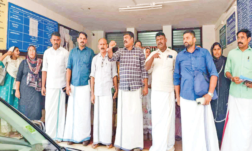 മ​ഴ​ക്കാ​ല പൂ​ർ​വ ശു​ചീ​ക​ര​ണം അ​വ​താ​ള​ത്തി​ലെ​ന്ന്; തിരൂർ നഗരസഭ കൗൺസിൽ യോഗം ബഹിഷ്കരിച്ച് പ്രതിപക്ഷം