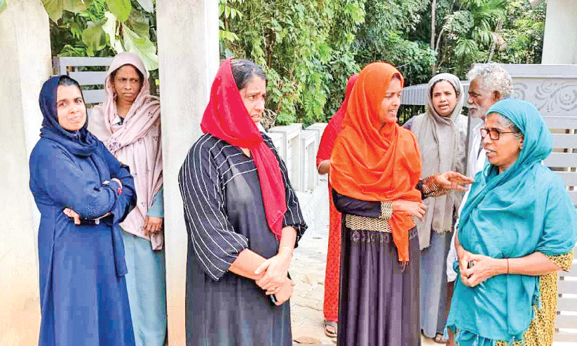 നിയാറയിൽ വെള്ളമില്ലാത്തതിനാൽ പ്രതിഷേധവുമായി റോഡിലിറങ്ങിയ വീട്ടമ്മമാർ നിയാറയിൽ വെള്ളമില്ലാത്തതിനാൽ പ്രതിഷേധവുമായി റോഡിലിറങ്ങിയ വീട്ടമ്മമാർ