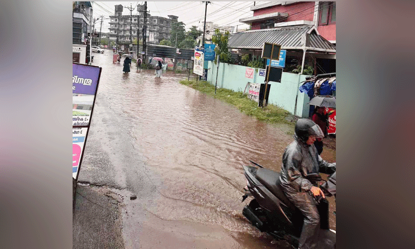 മഴ തുടങ്ങി; മാർക്കറ്റ് റോഡിലെ വെള്ളക്കെട്ടും മഴ തുടങ്ങി; മാർക്കറ്റ് റോഡിലെ വെള്ളക്കെട്ടും