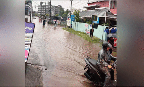 മഴ തുടങ്ങി; മാർക്കറ്റ് റോഡിലെ വെള്ളക്കെട്ടും