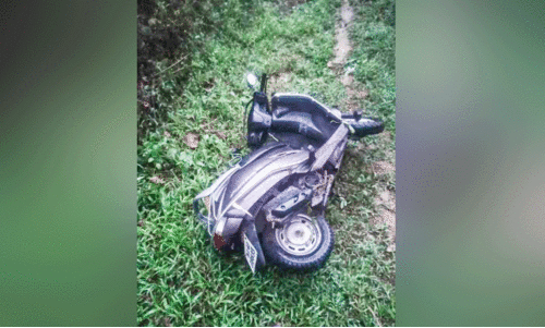 കുടുംബം സഞ്ചരിച്ച സ്കൂട്ടർ മറിഞ്ഞ് ഒരുവയസ്സുള്ള കുഞ്ഞ് മരിച്ചു കുടുംബം സഞ്ചരിച്ച സ്കൂട്ടർ മറിഞ്ഞ് ഒരുവയസ്സുള്ള കുഞ്ഞ് മരിച്ചു