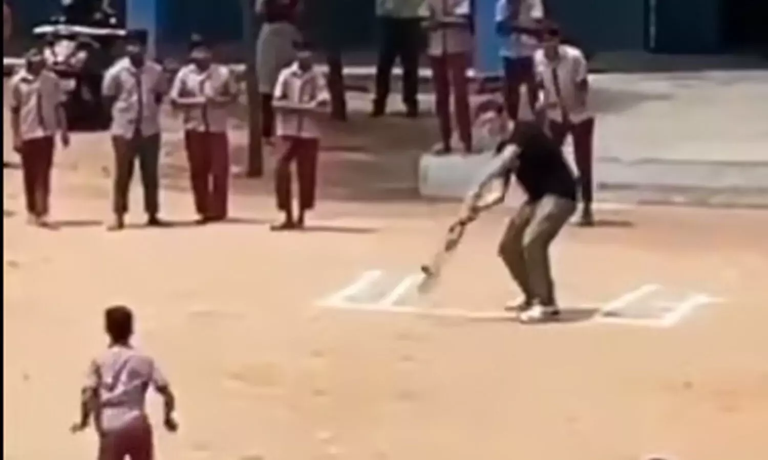 സ്കൂൾ കുട്ടികൾക്കൊപ്പം ക്രിക്കറ്റ് കളിച്ച് പാറ്റ് കമ്മിൻസ് -വിഡിയോ വൈറൽ