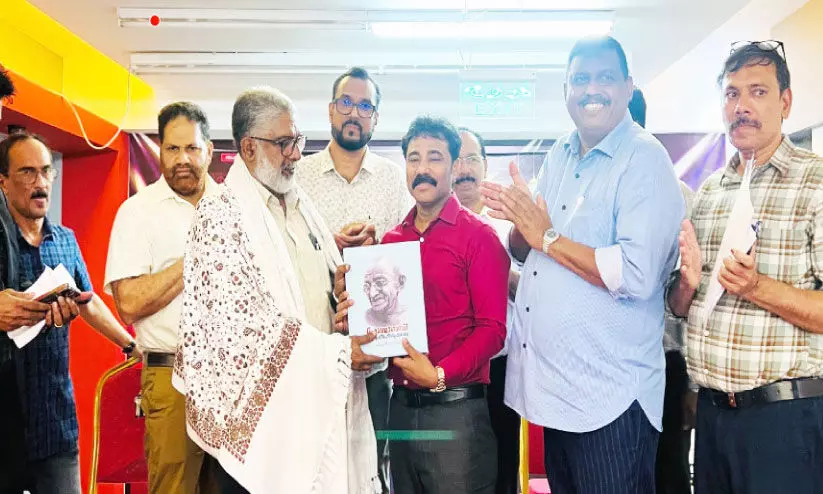 Honouring P Harindranath by Vdakara NRI Forum Honouring P Harindranath by Vdakara NRI Forum